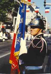 Le capitaine Albert MEUVRET porte-drapeau des sapeurs pompier de Toulon. Depuis 1985 les casques métalliques modèle 1933 ne sont coiffés que lors des cérémonies.