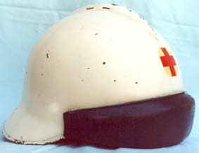 Modèle français militaire 1945 réutilisé par la Croix Rouge à Paris durant les émeutes populaires de mai 1968.