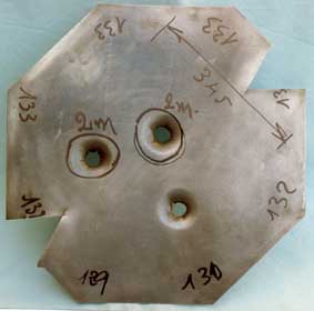 Flan d'acier au manganèse pour casque militaire français 1978 ayant subi divers tests de contrôle en l'usine de St Chély.