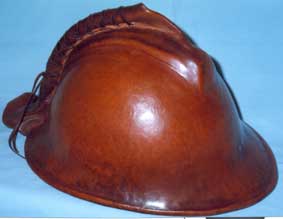 Objet d'art en cuir obtenu après moulage sur un casque français métallique de pompier modèle 1933.