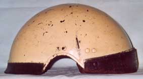 Modèle français 1936 de DCA transformé en casque moto par coupure de sa nuquière et mise en place d'un jonc de caoutchouc sur l'acier devenu ainsi tranchant. Cette modification pourrait être l'oeuvre de l'Arsenal de Saïgon pour les équipes médicales de l'hôpital militaire en 1947.