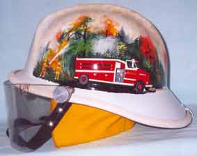 Peinture sur casque de pompier américain d'un artiste spécialisé dans ce type de réalisation. Il vend ses oeuvres. Il a décoré ce modèle, CAIRNS Métro N 660 C blanc, à la suite des grands feux de forêts de Floride de 1998.