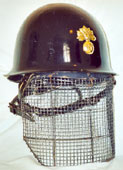 Modèle français 1956 de Gendarmerie Mobile. En mai 1968 les forces de l'ordre n'avaient pas encore d'écran facial sur leur casque. Ce tout premier écran facial en grille métallique fût adopté en urgence vers la fin du mois de mai 1968.