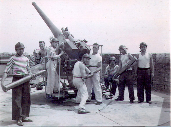 Une photo des artilleurs anti-aériens de la marine qui occupaient le fort en 1940. Canon AA de 90 mm.