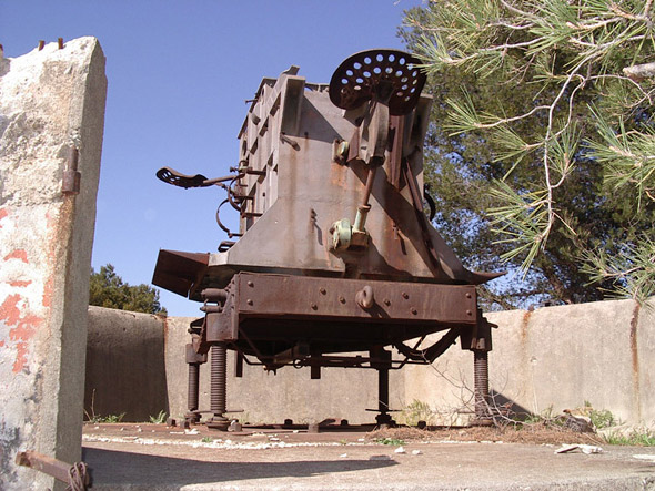 Un appareil de la Flak demeuré miraculeusement sur place.